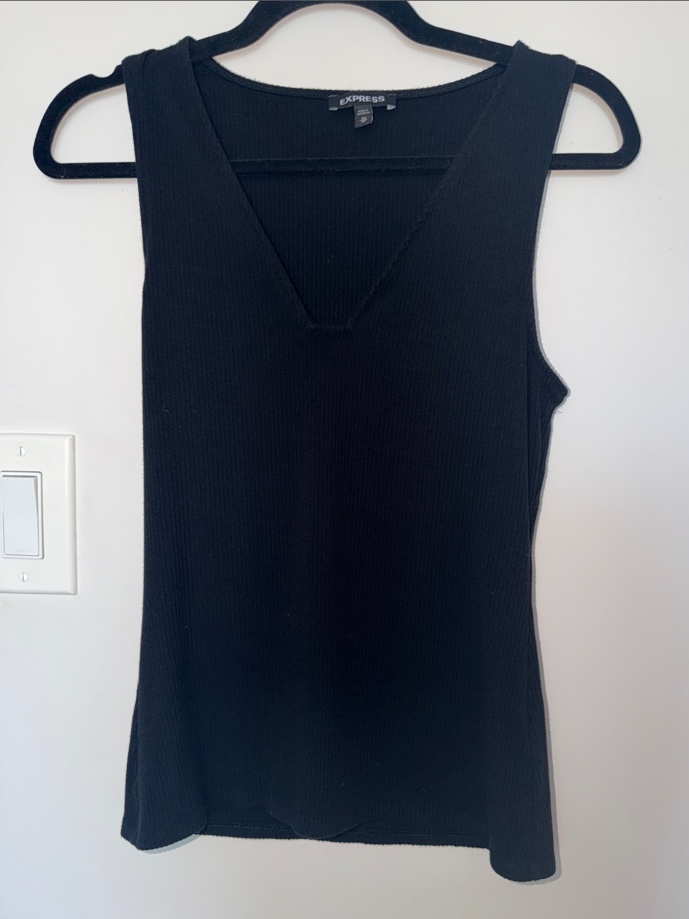 Express Black Ribbed V-Neck Tank - Picture 3 of 4